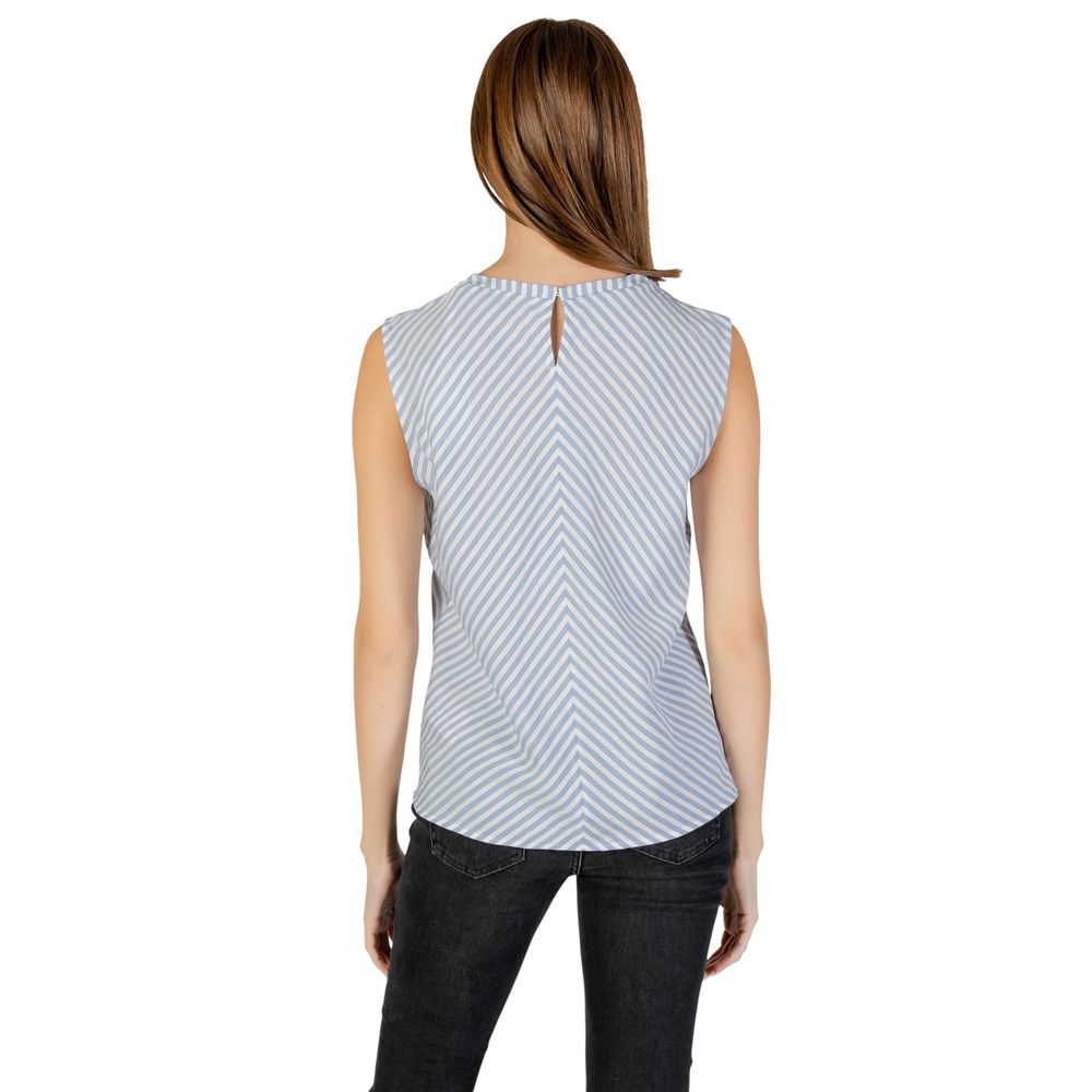 Tank Top by Tommy Hilfiger Jeans for women in cotton blue features an bespeak silhouette, showcasing an bespeak and bespeak round neckline for a truly sophisticated look.