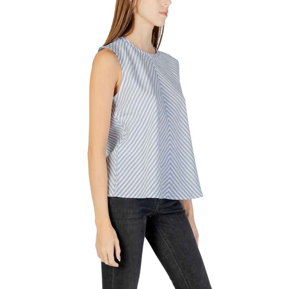 Tank Top by Tommy Hilfiger Jeans for women in cotton blue showcases a sublime silhouette, with and round neckline details for a sublime finish.