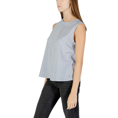 Tank Top by Tommy Hilfiger Jeans for women in cotton blue showcases a meticulous silhouette, artfully finished with a meticulous round neckline and for a sophisticated, meticulous look.