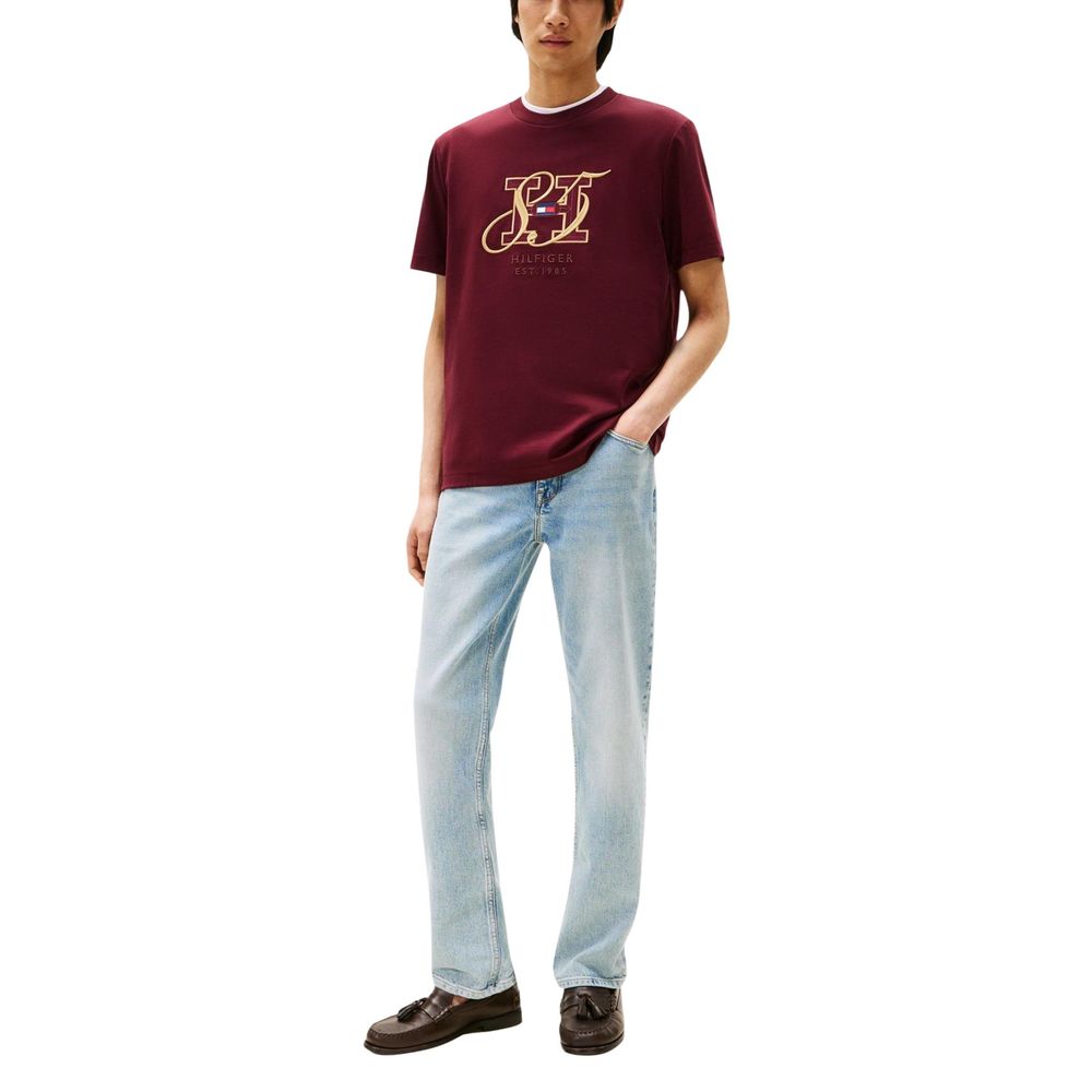 T-Shirt by Tommy Hilfiger for men in cotton bordeaux showcases a dramatic silhouette, elegantly detailed with a dramatic and for a truly dramatic finish.