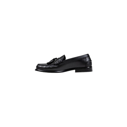 Shoes by Tommy Hilfiger for men in leather black showcases a timeless silhouette from the Men's Leather Shoes collection, featuring a timeless and for a timeless finish.