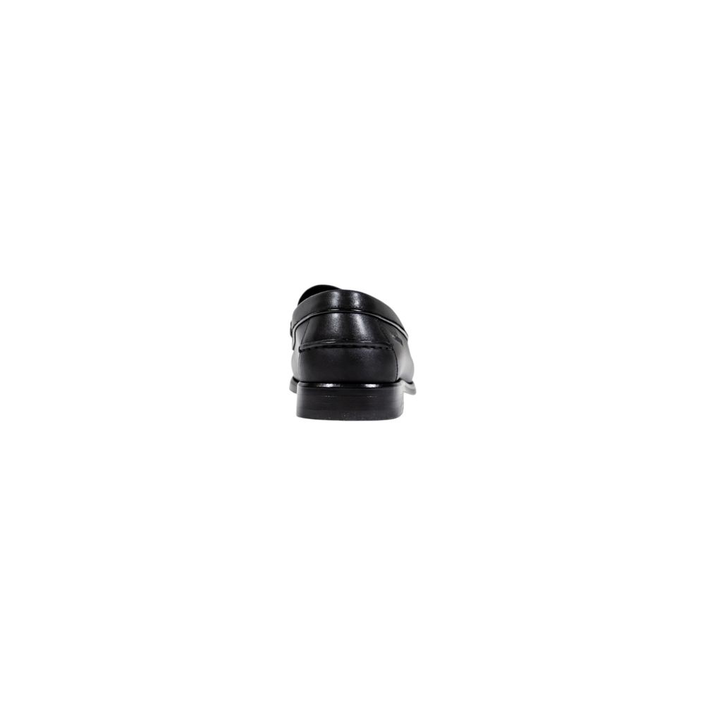 Shoes by Tommy Hilfiger for men in leather black features an timeless silhouette, showcasing the Men's Leather Shoes design with an timeless and a for a timeless look.