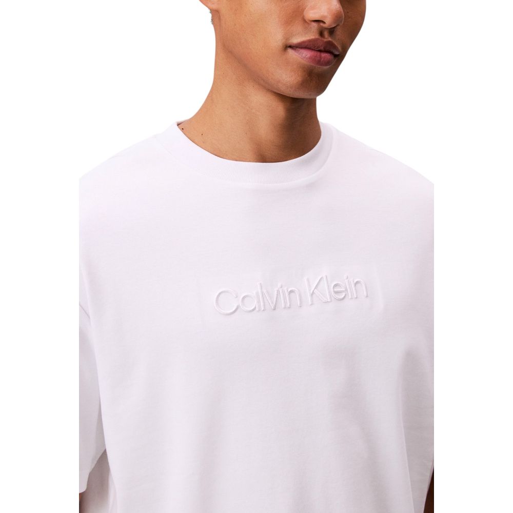 T-Shirt by Calvin Klein for men in cotton white features a plush silhouette, showcasing a sophisticated and for a truly plush finish.