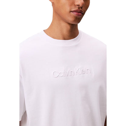 T-Shirt by Calvin Klein for men in cotton white features a plush silhouette, showcasing a sophisticated and for a truly plush finish.