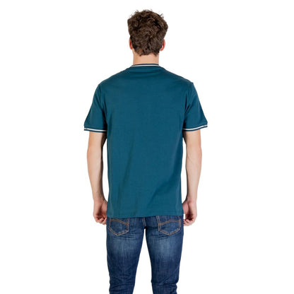 T-Shirt by Armani Exchange for men in cotton black features an on trend silhouette, perfectly showcasing a on trend and crew neckline for an elevated aesthetic.