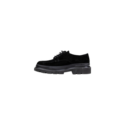 Shoes by Antony Morato for men in leather black features an timeless silhouette from the Men's Leather Shoes collection, defined by a timeless and for a timeless look.