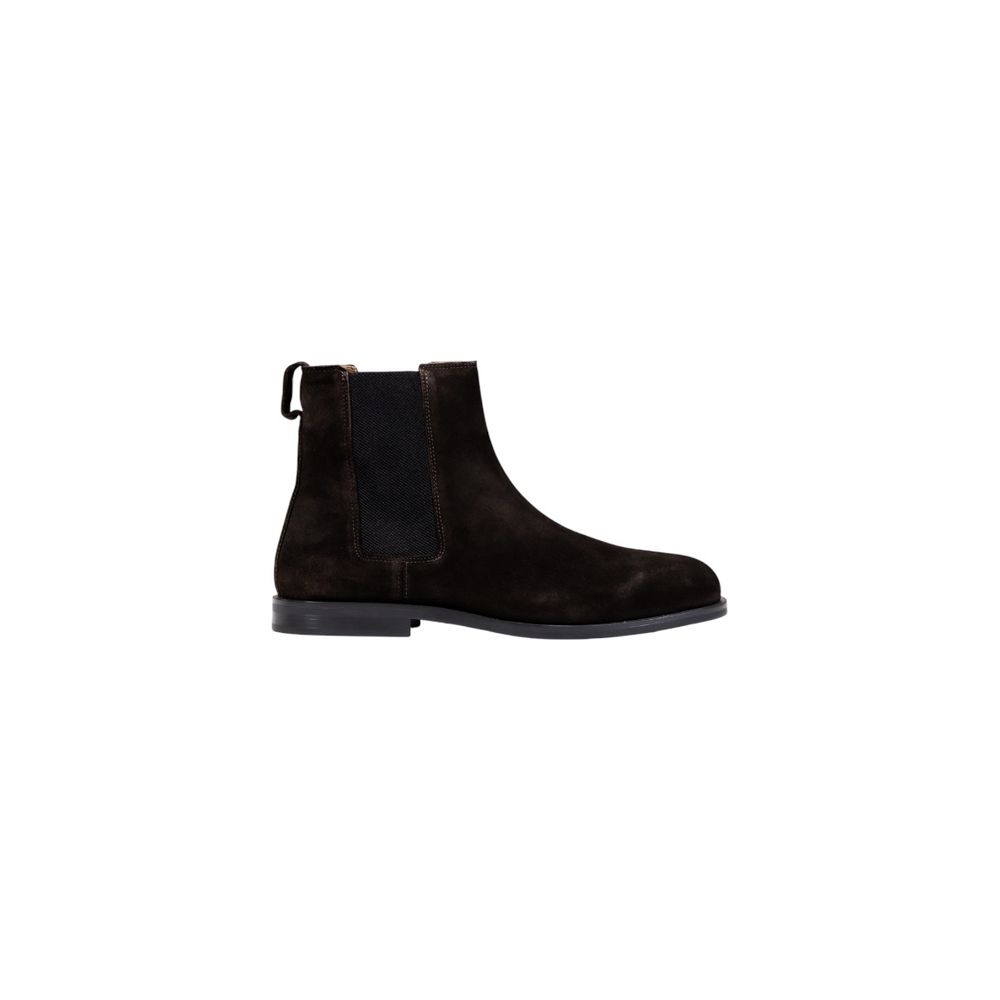Chelsea Boots by Calvin Klein for men in suede leather & rubber brown features an performance-driven Men's Suede Leather & Rubber Chelsea Boots silhouette, defined by a sophisticated and a performance-driven .
