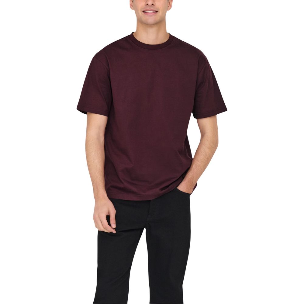 T-Shirt by Only & Sons for men in organic cotton bordeaux showcases a chic silhouette, artfully detailed with a chic crew neckline and for a chic finish.