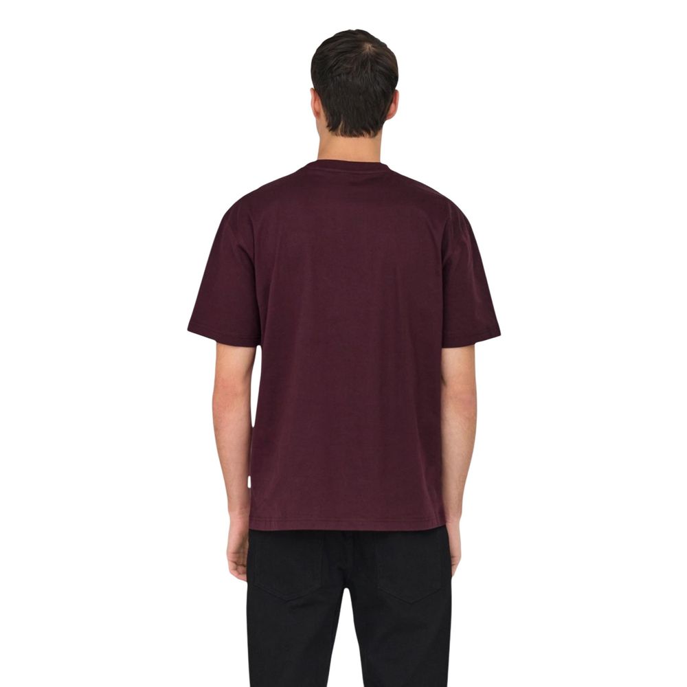 T-Shirt by Only & Sons for men in organic cotton bordeaux showcases a unassuming silhouette, artfully detailed with a refined crew neckline and unassuming for a sophisticated, contemporary look.