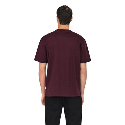T-Shirt by Only & Sons for men in organic cotton bordeaux showcases a unassuming silhouette, artfully detailed with a refined crew neckline and unassuming for a sophisticated, contemporary look.
