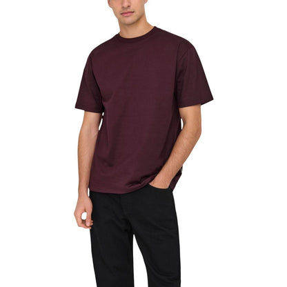 T-Shirt by Only & Sons for men in organic cotton bordeaux features a plush silhouette, showcasing a sophisticated crew neckline and for a truly plush finish.