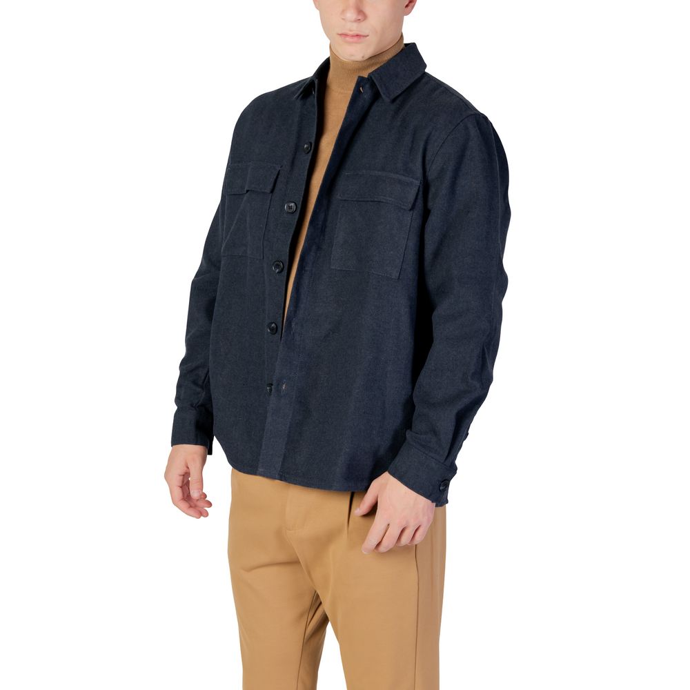 Shirt by Only & Sons for men in polyester & denim blue presents a discerning silhouette, showcasing a sophisticated and for a truly discerning finish.