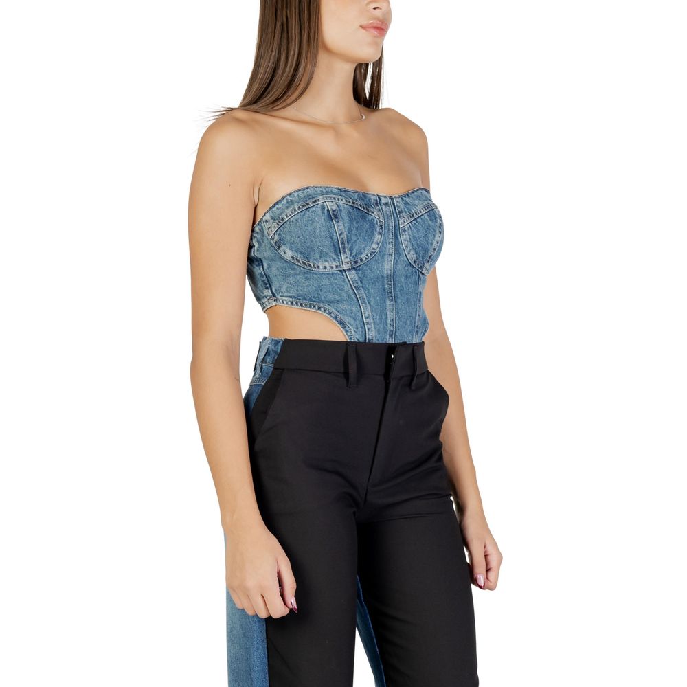 Activewear Top by Colcci for women in denim cotton blue features an dynamic silhouette, showcasing a sophisticated strapless neckline and detailed with functional for a dynamic finish.