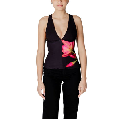 Activewear Top by Desigual for women in stretch polyester black & floral showcases a ergonomic silhouette, highlighting a ergonomic v-neck neckline and with performance-driven for a premium look.
