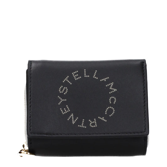 Wallet by Stella McCartney for women in leather black presents a architectural silhouette from the Leather Wallet collection, showcasing architectural eco-friendly for a architectural finish.