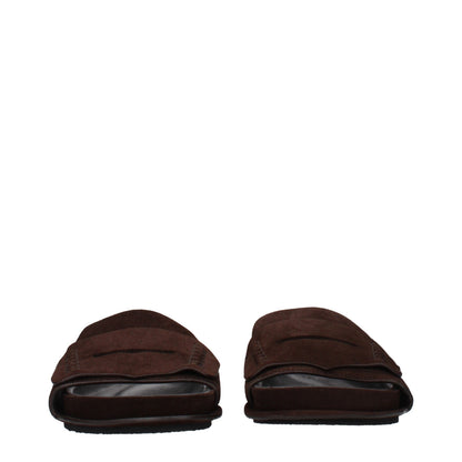 Clogs Slippers by Jacquemus for women in suede leather brown features an effortlessly elegant silhouette, showcasing the Women's Suede Leather Clogs Slippers design with an effortlessly elegant and a for a effortlessly elegant look.