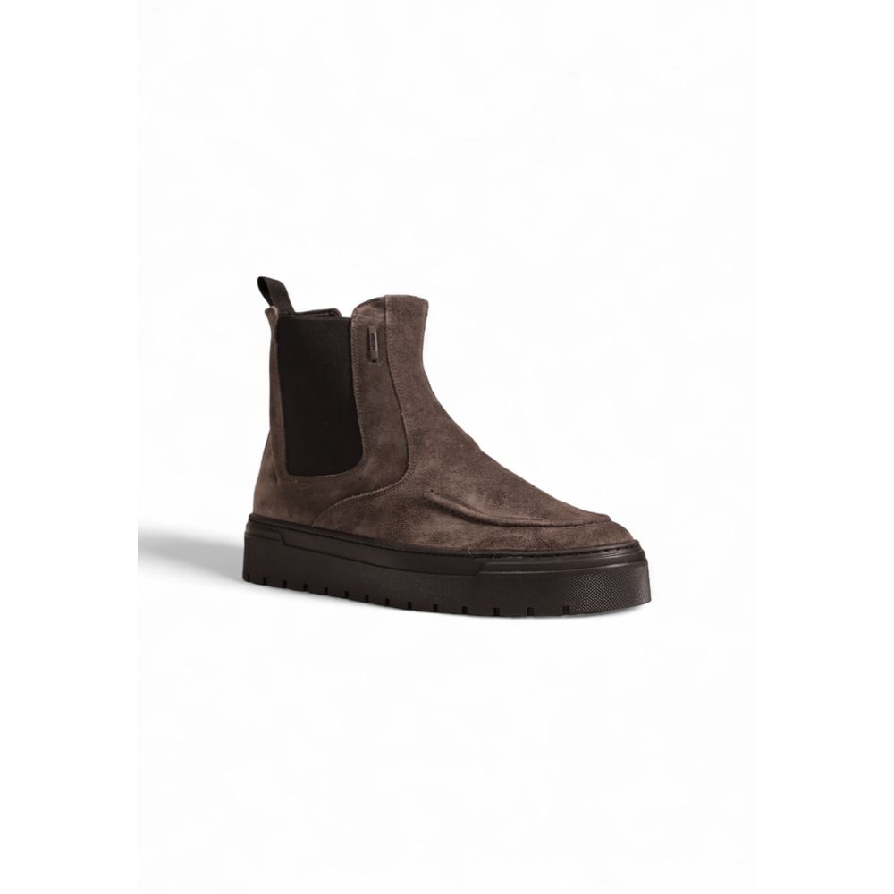 Chelsea Winter Boots by Antony Morato for men in suede leather gray showcases a ergonomic silhouette from the Men's Suede Leather Chelsea Winter Boots collection, featuring a ergonomic and a ergonomic .