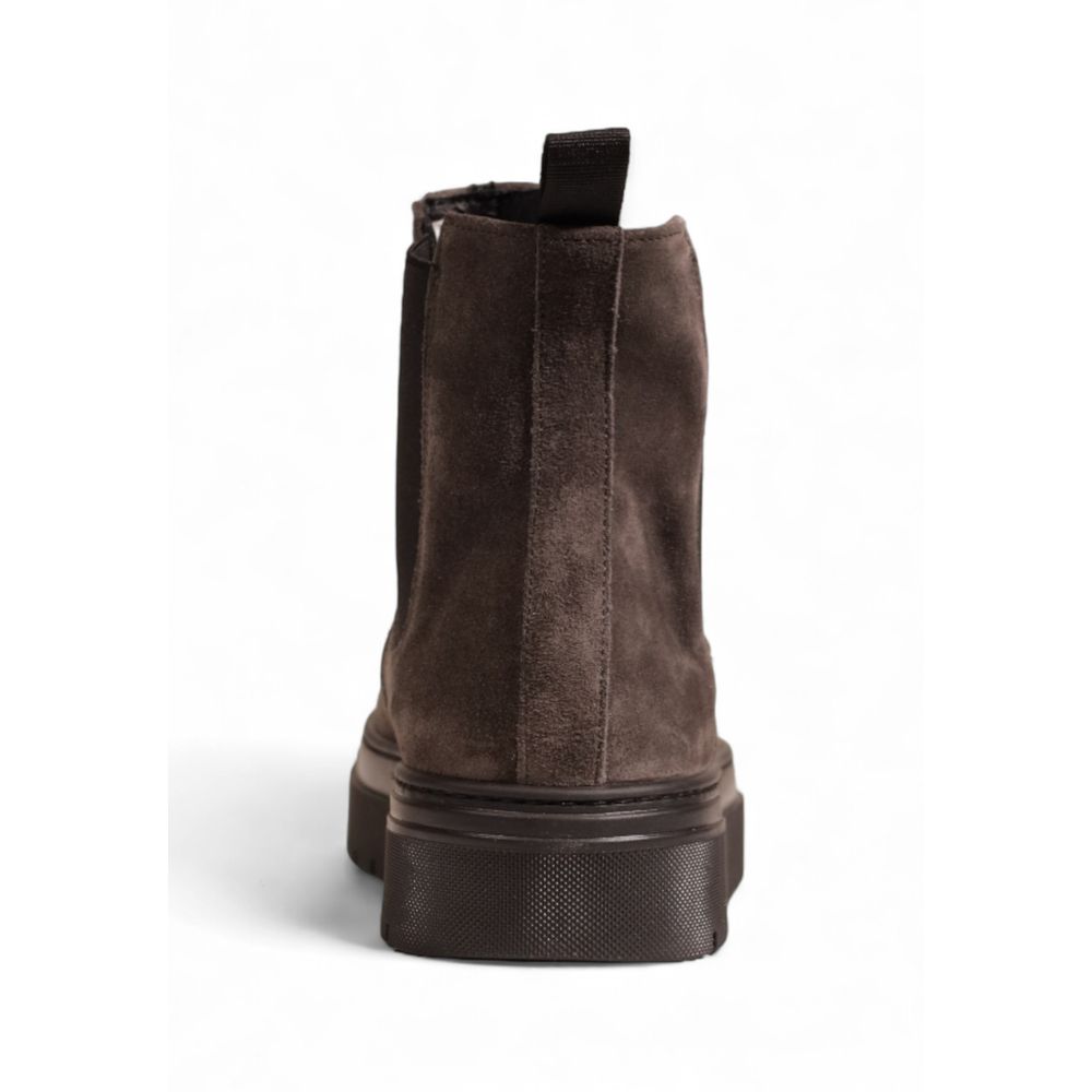 Chelsea Winter Boots by Antony Morato for men in suede leather gray showcases a aeronautic silhouette as Men's Suede Leather Chelsea Winter Boots, artfully defined by a aeronautic and a aeronautic .
