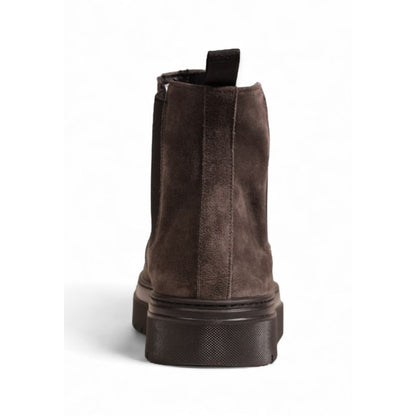 Chelsea Winter Boots by Antony Morato for men in suede leather gray showcases a aeronautic silhouette as Men's Suede Leather Chelsea Winter Boots, artfully defined by a aeronautic and a aeronautic .