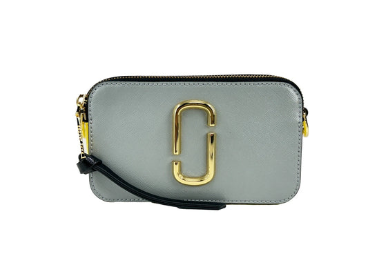 Small Crossbody Handbag by Marc Jacobs for women in canvas gold features an multi-faceted design with a secure zipper, ample , and versatile crossbody-strap, adjustable-strap & detachable-strap for a multi-faceted finish.