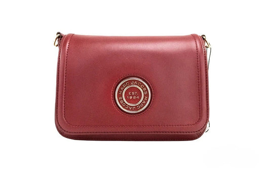 Medium Crossbody Flap Handbag by Marc Jacobs for women in leather & metal burgundy & gold features an versatile silhouette, showcasing a secure flap, zipper & magnetic and versatile with versatile crossbody-strap, adjustable-strap & detachable-strap for a versatile finish.