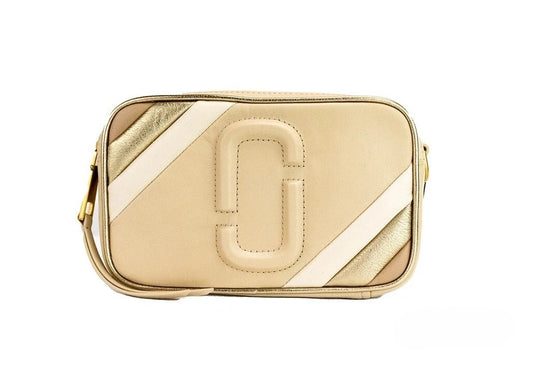 Travel Crossbody Camera Handbag by Marc Jacobs for women in leather beige, gold & ivory features an versatile silhouette, showcasing a secure zipper and versatile built-in-compartments with versatile crossbody-strap, adjustable-strap & detachable-strap for a versatile finish.