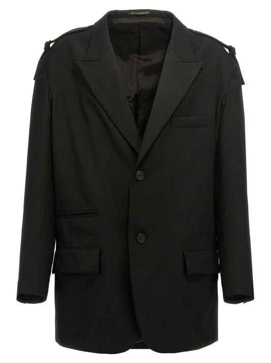 This Blazer by Yohji Yamamoto for men in wool black presents a tailored silhouette, meticulously tailored with a tailored and distinctive for a tailored finish.