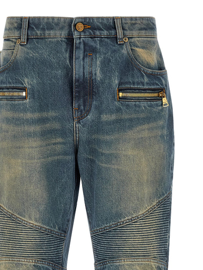 Jeans by Balmain for men in cotton denim blue presents a refined pantology silhouette, artfully defined by a refined pantology straight-leg, long, and a sophisticated low rise.
