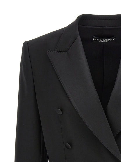 This Blazer by Dolce & Gabbana for women in polyester satin silk & virgin wool black presents a tailored silhouette, meticulously tailored with a tailored and distinctive for a tailored finish.
