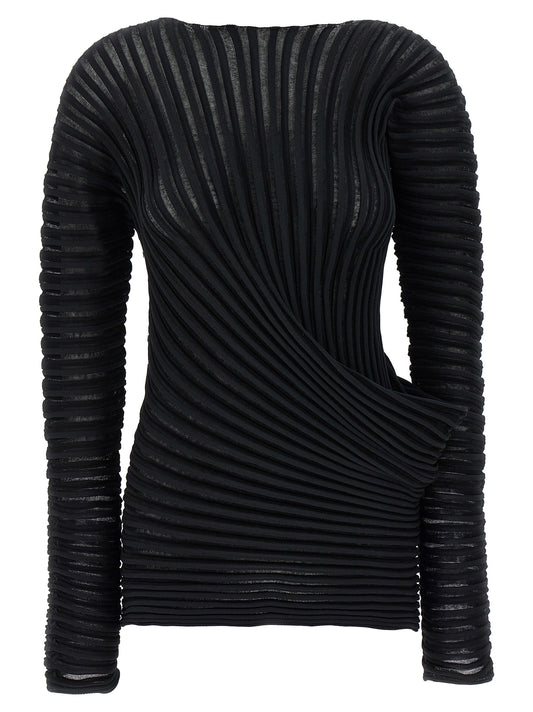 Shirt by Issey Miyake for women in cotton polyester black presents a discerning silhouette, showcasing a sophisticated crew neckline and for a truly discerning finish.