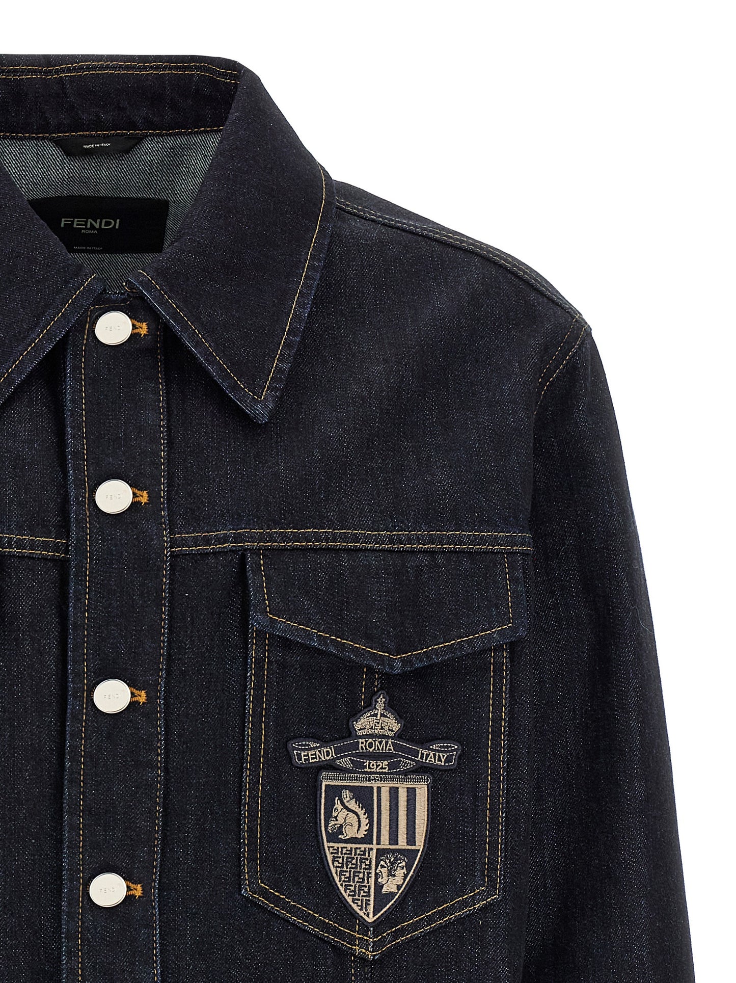 This Trucker Jacket by Fendi for men in denim cotton blue exhibits a edgy silhouette, meticulously detailed with functional pockets and a edgy shirt-collar neckline for a edgy finish.