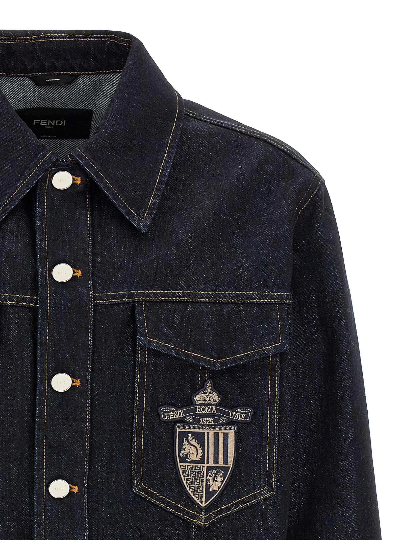 This Trucker Jacket by Fendi for men in denim cotton blue exhibits a edgy silhouette, meticulously detailed with functional pockets and a edgy shirt-collar neckline for a edgy finish.
