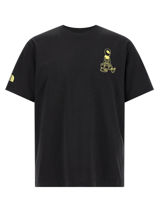 T-Shirt by The North Face for men in cotton black & print features an edgy silhouette, meticulously detailed with a sophisticated short-sleeve and crew neckline for a truly edgy finish.