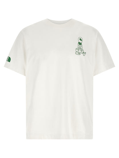 T-Shirt by The North Face for men in cotton bicolour, green & print showcases a dramatic silhouette, elegantly detailed with a dramatic crew neckline and for a truly dramatic finish.