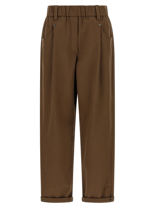 Trousers by Brunello Cucinelli for women in stretch cotton brown presents a perennial silhouette, meticulously tailored with a tapered-leg, relaxed-fit & wide cut, long finish, and an elegant mid rise.