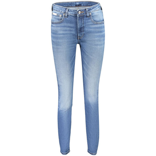 Jeans by Calvin Klein for women in denim cotton blue features an sophisticated mid rise and skinny with a precise long, creating a sophisticated and sophisticated silhouette.