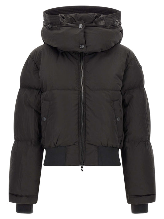 This Hooded Puffer Jacket by Diesel for women in polyamide black exhibits a edgy silhouette, meticulously detailed with functional pockets, hooded & insulated and a edgy hooded high-neck neckline for a edgy finish.
