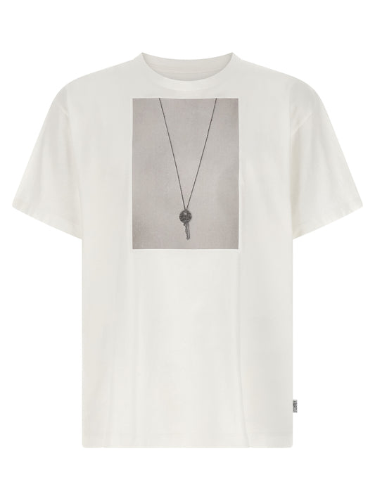 T-Shirt by MM6 Maison Margiela for men in cotton white & print features an edgy silhouette, meticulously detailed with a sophisticated and for a truly edgy finish.