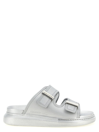 Sliders Sandals Flat Shoes by Alexander McQueen for women in rubber silver showcases a enchanting silhouette as part of the Women's Rubber Sliders Sandals Flat Shoes collection, defined by a enchanting and for a enchanting look.