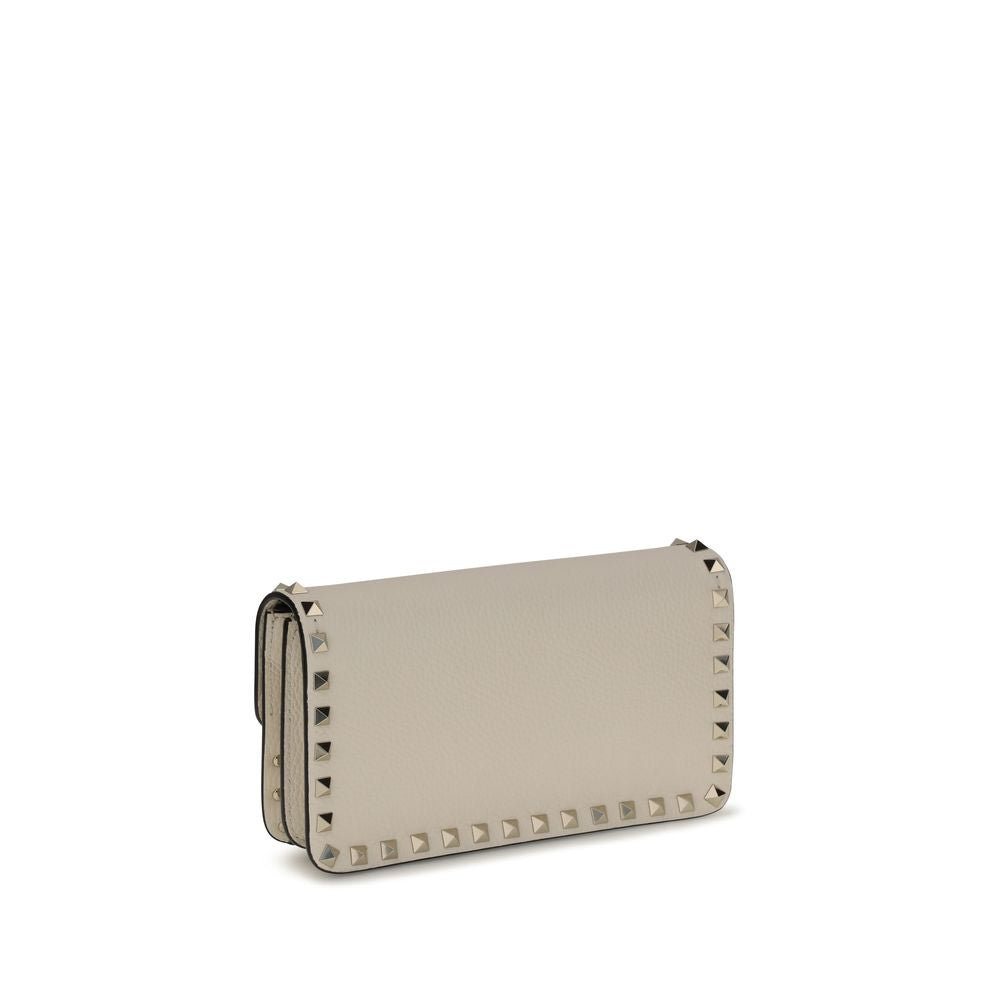 Cardholder Wallet by Valentino Garavani for women in bos taurus calf leather beige presents a refined silhouette, artfully capturing the essence of the Rockstud Bos Taurus Calf Leather Cardholder Wallet design with sophisticated card-organization chain for a refined look.