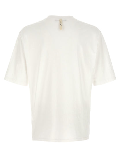 T-Shirt by Jacquemus for men in cotton & hemp white & print features an edgy silhouette, meticulously detailed with a sophisticated and crew neckline for a truly edgy finish.