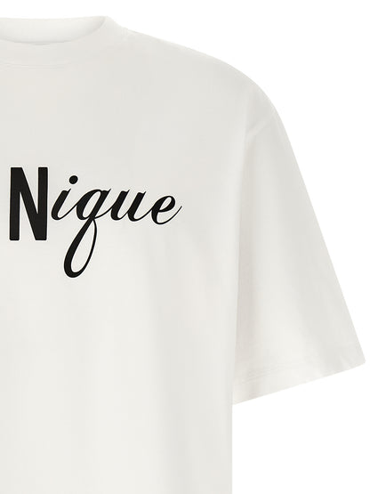 T-Shirt by Dsquared² for men in cotton white & print features an edgy silhouette, meticulously detailed with a sophisticated and crew neckline for a truly edgy finish.