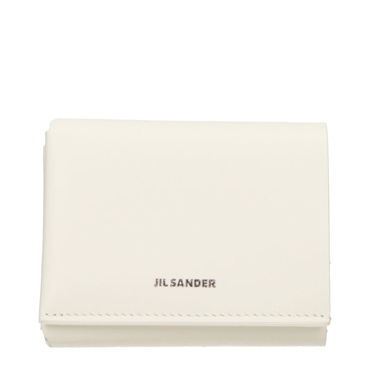Wallet by Jil Sander for women in leather beige presents a streamlined silhouette, showcasing the sophisticated design of the Leather Wallet collection with functional .