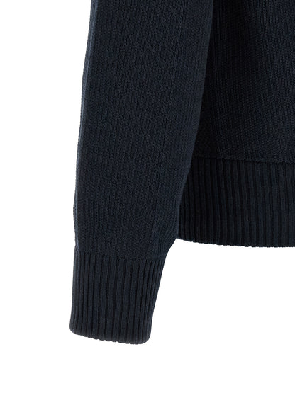 Overcoat by Canada Goose for men in merino wool black & navy showcases a enveloping silhouette, detailed with distinctive thermal, pockets & insulated and a enveloping .