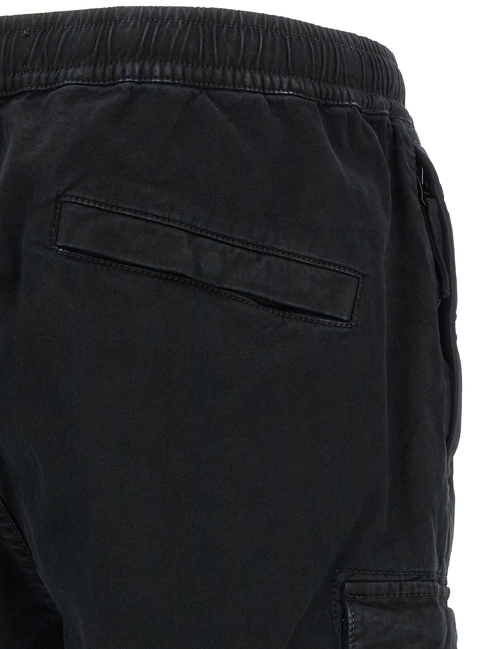 Cargo Pants by Stone Island for men in stretch cotton twill black & signature features an stylish tapered-leg with a long and , expertly finished with stylish utility detailing.