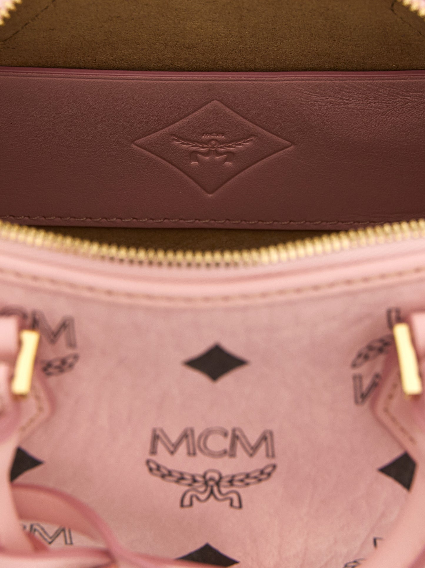 This Travel Belt Pouch Handbag by MCM for women in nappa polyester polyethylene polyurethane leather and gold, multicolor, pink & monogram presents a sculptural silhouette featuring a secure zipper, ample , and versatile shoulder-strap for a sculptural finish.