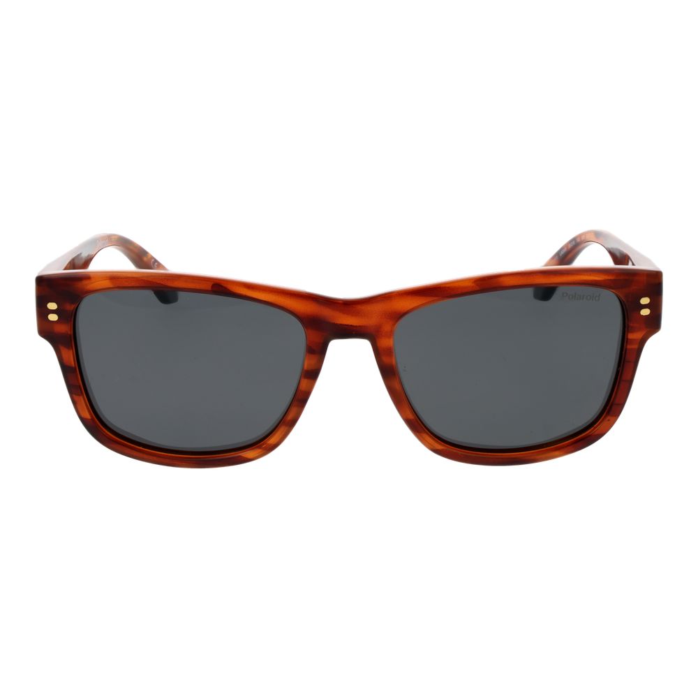 Sunglasses by Polaroid for men in plastic brown features an effortlessly chic full-rim square frame design with brown coloured frame detailing and polarized category-3-dark-tint lens for a effortlessly chic aesthetic.