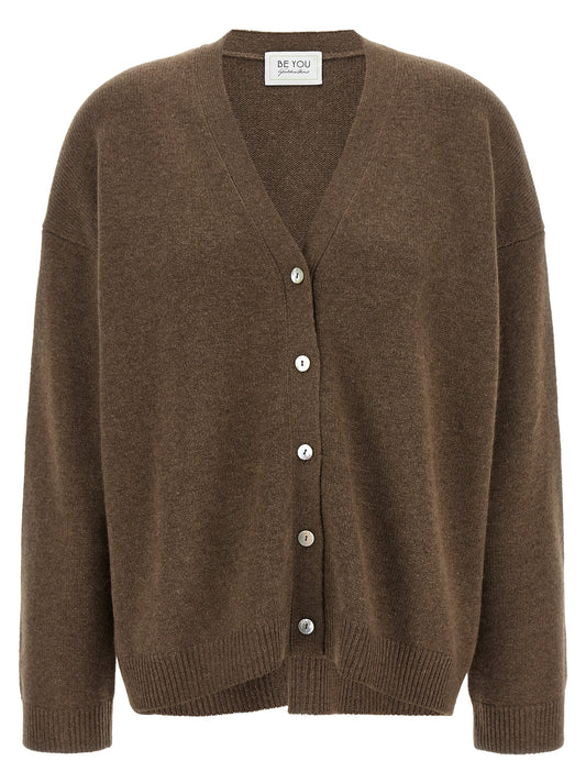 Cardigan by BE YOU for women in cashmere brown showcases a luxurious silhouette, meticulously detailed with a sophisticated v-neck neckline and for a refined finish.