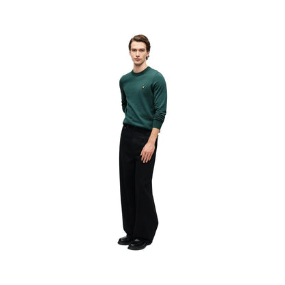 Sweater by Lyle & Scott for men in cotton green showcases an masterful silhouette, artfully detailed with a masterful and for a sophisticated, premium finish.