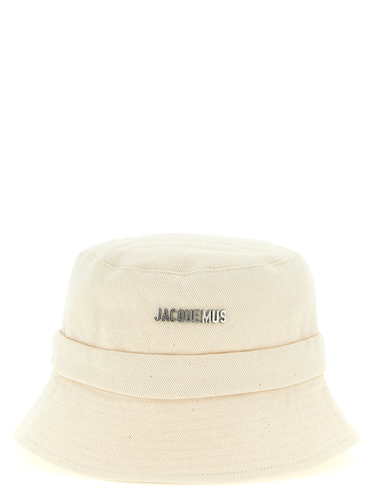 This Bucket Hat by Jacquemus for men in cotton beige presents a effortlessly chic silhouette, showcasing the refined aesthetic and effortlessly chic craftsmanship of the Cotton Bucket Hat.